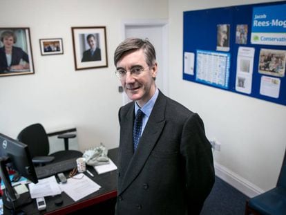 El diputado conservador Jacob Rees-Mogg, en su oficina del distrito electoral de Keynsham, en mayo de este año