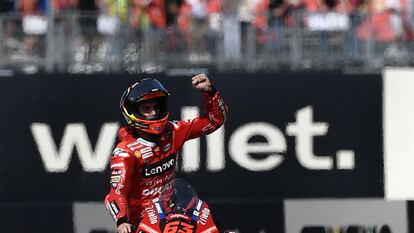 Pecco Bagnaia celebra la victoria en San Marino.