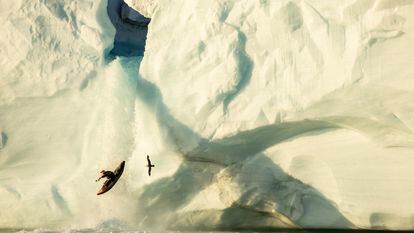 Aniol Serrasolses salta por una cascada con su kayak en Svalbard.