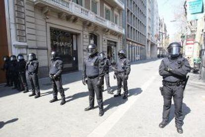 Vista del Paseo de Gracia en Barcelona protegido por la polic&iacute;a
