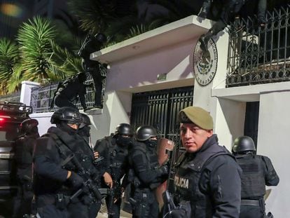 La policía de Ecuador irrumpe en la Embajada de México en Quito, este viernes.