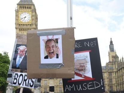 Varios manifestantes que apoyan la permanencia del Reino Unido en la Uni&oacute;n Europea se re&uacute;nen delante del Parlamento brit&aacute;nico.