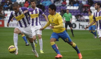 Araujo presiona a Peña, del Valladolid.