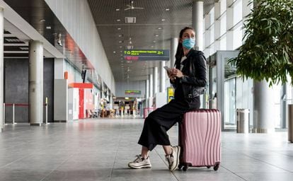 Una viajera en un aeropuerto del Reino Unido durante la pandemia.