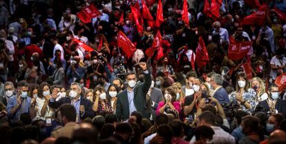 Pedro Sánchez, levanta el puño, tras la clausura del 40º Congreso del PSOE. 