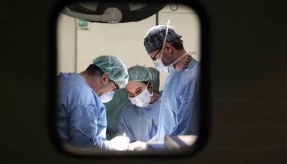 Operació d'un trasplantament de fetge en un hospital.