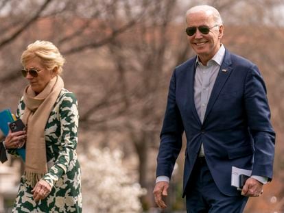 Joe Biden y la primera dama, Jill Biden, a su llegada a la Casa Blanca el domingo.