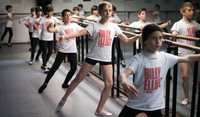 Un momento de la clase de ballet en la Escuela Billy Elliot de Barcelona.