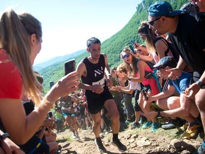 Spanish ultra trailer Kilian Jornet competes in the XXI Zegama-Aizkorri Mendi Maratoia ultra-trail competition on May 29, 2022, in Zegama. - The annual Zegama-Aizkorri mountain marathon is an alpine trail-running event  that scores for the Golden Trail World Series 2022. (Photo by Ander GILLENEA / AFP)