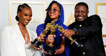 Tiara Thomas, H.E.R. y Dernst Emile II, ganadores de la estatuilla a la mejor canción original por 'Fight For You', de la película 'Judas y el mesías negro'.