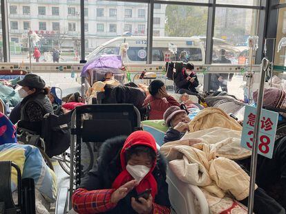 Un hospital de Shanghái lleno de pacientes en la zona de emergencias.