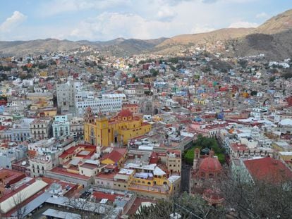 Panor&aacute;mica de la ciudad, el valle y las monta&ntilde;as de Guanajuato, M&eacute;xico.