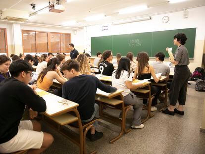 Estudiantes durante un examen en la Facultad de Biología de la Universidad de Barcelona, el pasado junio.