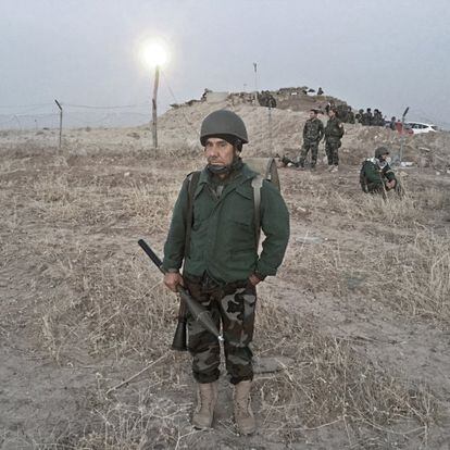 Un soldado peshmerga que no quiso indicar su nombre posa para una foto en Nawaran, a 20 km al nordeste de Mosul, el 20 de octubre. En Nawaran se preparaba en secreto la toma de Bashiqa, el último obstáculo antes de Mosul.