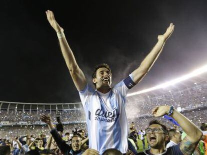 Diego Milito celebra el triunfo del Racing en el torneo argentino