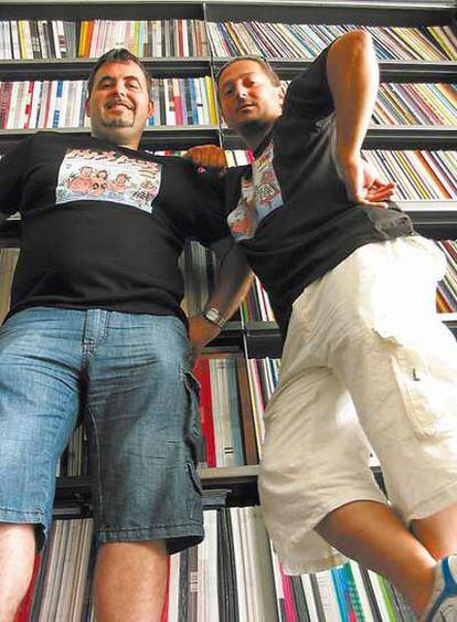 Javier Villegas y Tony Postigo, los <i>dj</i> del actual <i>megamix</i>.