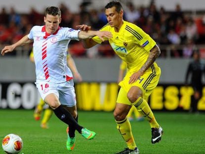 Gameiro con el balon frente a Arghus del Maribor.
