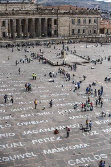Instalación 'Quebrantos' en la plaza de Bolívar de Bogotá. La obra, de la artista Doris Salcedo, homenajea a líderes sociales asesinados en Colombia.