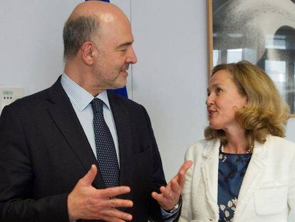 La ministra de Economía, Nadia Calviño, con el comisario europeo de Asuntos Económicos, Pierre Moscovici.