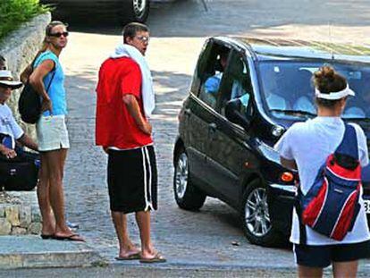 Michael Phelps, con una toalla al cuello, espera, a la puerta de su hotel mallorquín, el vehículo que lo traslade a la piscina de entrenamiento.