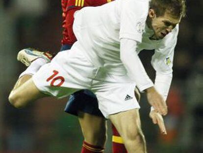 Sergio Ramos disputa el bal&oacute;n con Hleb durante el partido ante Bielorrusia.