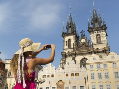 Una turista fotografía la Iglesia de Tyn, en Praga.