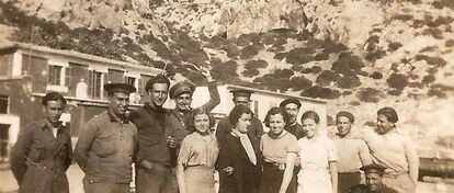 Margalida Sunyer, la seva mare, Jerònima Mas, les germanes Francisca i Bàrbara Bonet, i Gaspar i Joan Sunyer, amb un grup de soldats al moll de Cabrera el 1935.