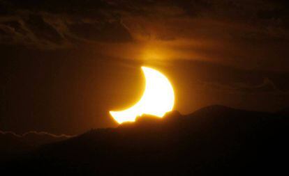 Vista del eclipse solar anular en las Montañas Rocosas, en 2012.