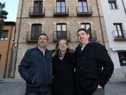 Los hermanos Izquierdo, Javier, Ana y Toño, frente a su hotel rural en Berlanga del Duero (Soria). / R. G.