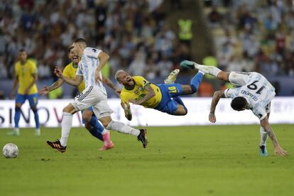 Neymar y Otamendi caen al suelo tras luchar por el balón. Brasil volvió a caer en su propia trampa, lento en la circulación del balón, sin más chispa que la gambeta de Neymar.