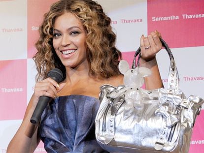 Beyonce Knowles ha viajado hasta Japón, donde ha presentado una línea de bolsos, Samantha Thavasa y Disney Handbag Collection, en uno de los hoteles de la compañía de Mickey Mouse en Tokio. La cantante estuvo acompañada durante el acto de su hermana Solange, que también se dedica al mundo de la música.