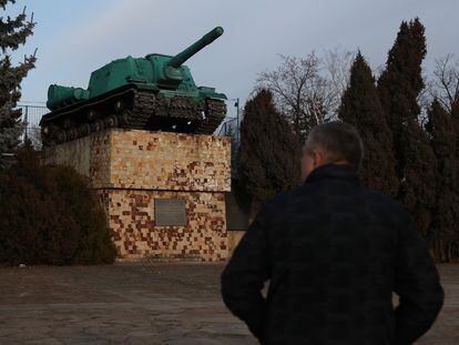 Monumento en recuerdo de la II Guerra Mundial en Yampil (Ucrania).