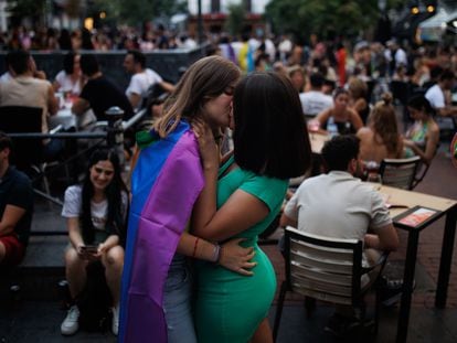Dos chicas se besan durante el primer día de las fiestas del Orgullo de Madrid, en el barrio de Chueca, el 1 de julio de 2022, en Madrid.