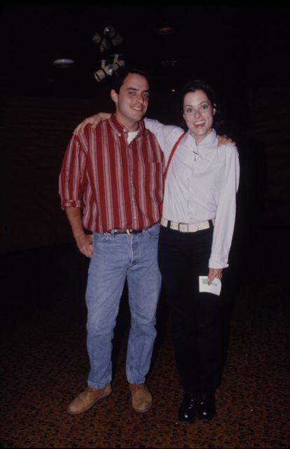 La actroz Parker Posey y su mellizo Chris, en el estreno de 'The Brothers McMullen' en 1995.