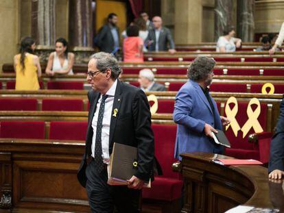 El president de la Generalitat, Quim Torra, abandona l'hemicicle del Parlament.