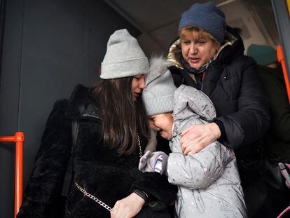 Una familia se despide en la estación de tren de Kiev, Ucrania, este jueves.