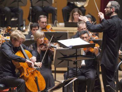 La Sinf&oacute;nica, dirigida por Dima Slobodeniouk, con Julian Steckel al chelo. 