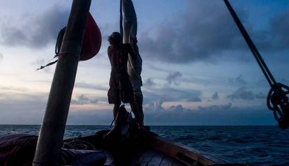 Última hora de navegación a bordo del 'Hope', el barco de madera típico de la costa del Índico en el que los kenianos Auni y Moodi pasean turistas para ganarse la vida.