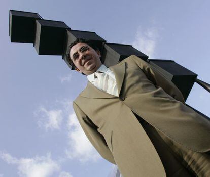 Santiago Calatrava posa delante de su escultura 'Bou', frente al Museo de Arte Contemporáneo de Palma de Mallorca en 2007.