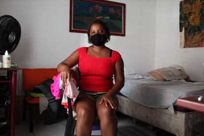 Sandra Leonora Gusmão, que desde abril hasta diciembre cobró la paga de emergencia del coronavirus, en el cuarto que alquila en São Luís, capital de Maranhão, el lunes pasado.