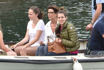 Carolina de Mónaco, junto a sus hijas Carlota y Alexandra, el pasado viernes llegando a los festejos.