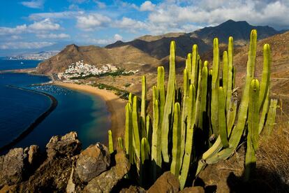Basta con alejarse de los 'resorts' del todo incluido para contemplar y descubrir un perfil distinto y más salvaje en la costa noreste de la isla canaria: formidables paisajes volcánicos y pueblos pesqueros (en la foto, San Andrés) que nos hacen pensar en otra época.