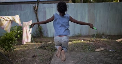 Una niña salta a la comba en un centro para menores maltratados de Brasil. Las niñas de Latinoamérica son las más vulnerables a la desigualdad y la violencia.
