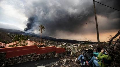 Varios turistas observan el volcán de La Palma, cerca del mirador de Tajuya.