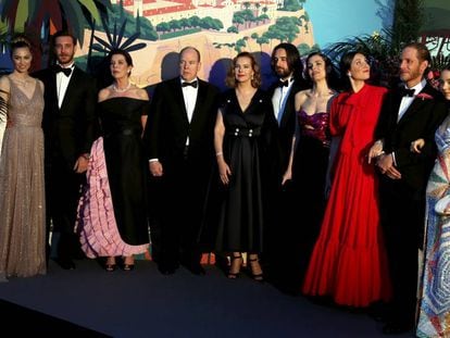 La familia Grimaldi, con la actriz Carole Bouquet.