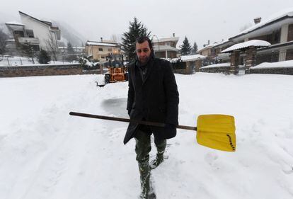 Massimiliano Carullo, alcalde del pueblo de Mercogliano al sur de Italia, trata de quitar la nieve de las calles.