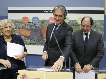 Desde la izquierda, Manuela Carmena, alcaldesa de Madrid, Íñigo de la Serna, ministro de Fomento, y Antonio Béjar, presidente de DCN, el pasado julio.