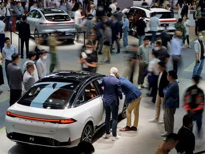 Visitantes en la zona del fabricante chino de vehículos eléctricos XPeng durante la feria del automóvil de Shanghái el pasado 19 de abril.