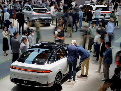 Visitantes en la zona del fabricante chino de vehículos eléctricos XPeng durante la feria del automóvil de Shanghái el pasado 19 de abril.