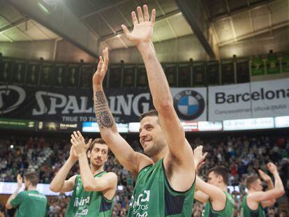 Laprovittola saluda a la afición de la Penya tras lograr la permanencia.